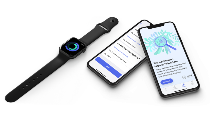 Zwei Smartphones mit Ansicht der App und eine Smartwatch liegen auf einem Tisch