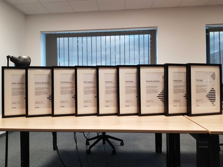 Auszeichnungen aufgereiht in Bilderrahmen