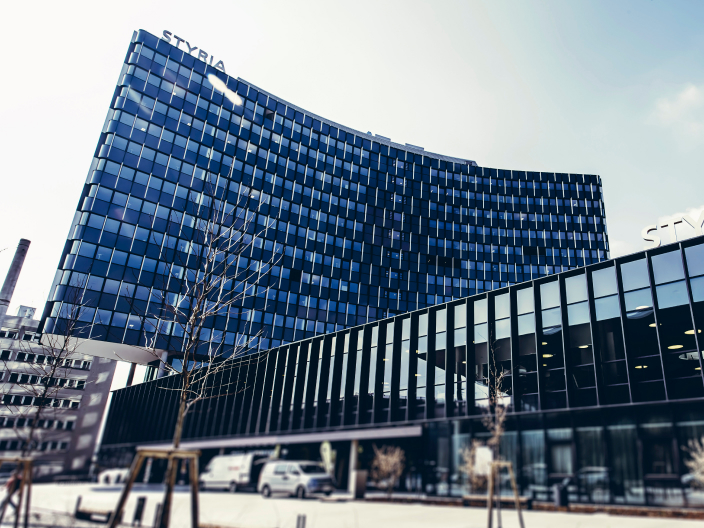 Ein Bild, dass ein Hochhaus zeigt, in dem die IBM iX Niederlassung in Graz zu finden ist.