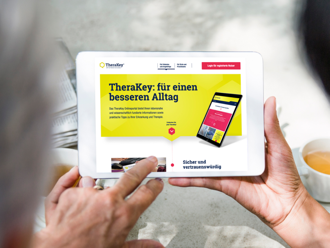 Ein Tablet zeigt die neue TheraKey Website