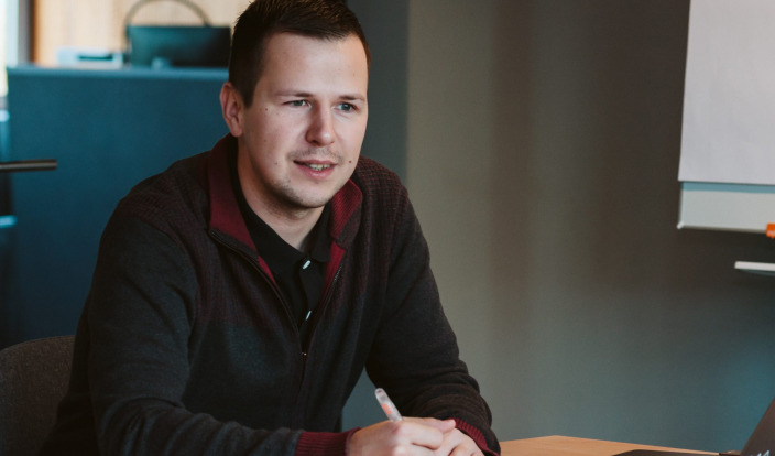 Ein Mann sitzt am Laptop