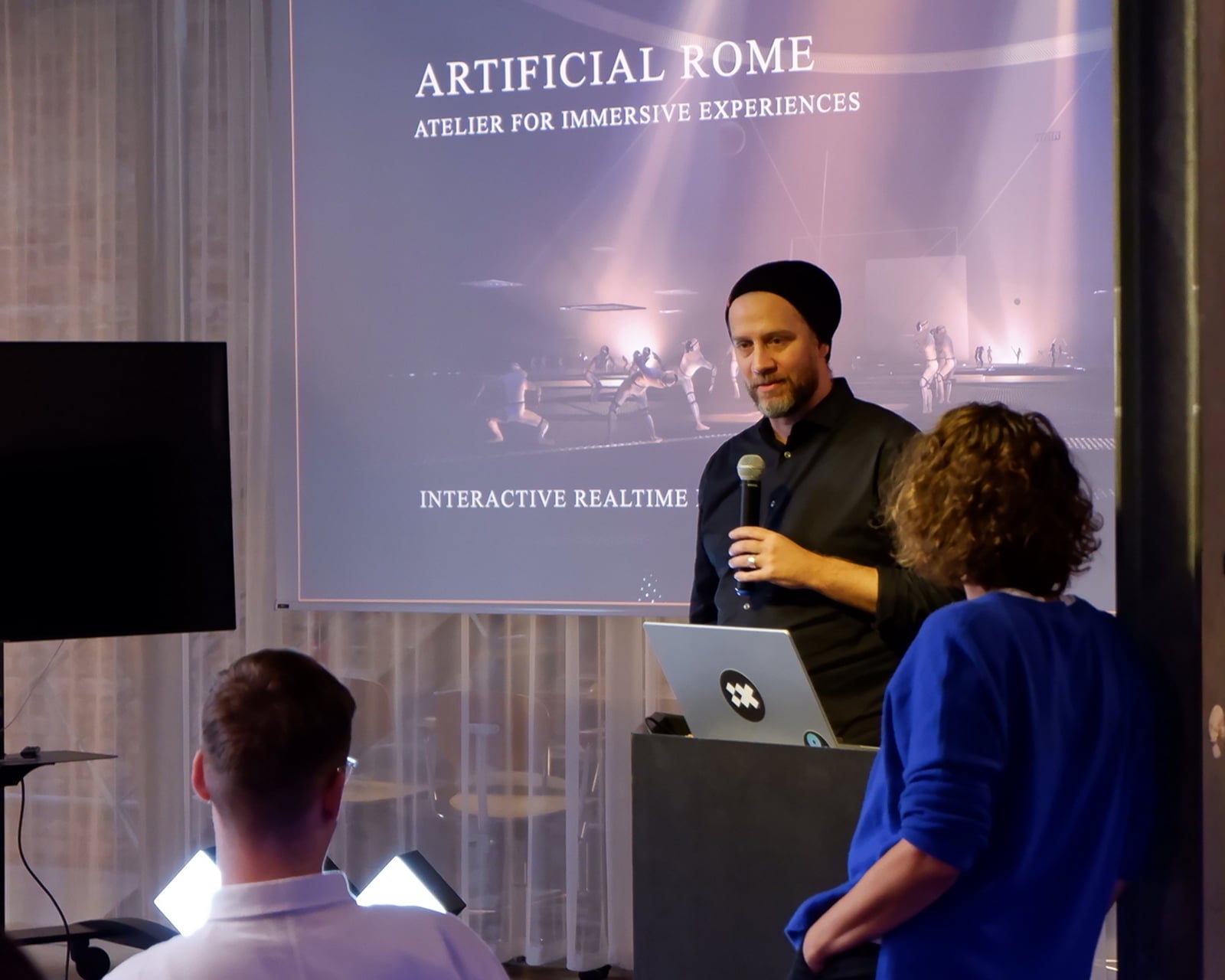 Person hält einen Vortrag über Artificial Rome