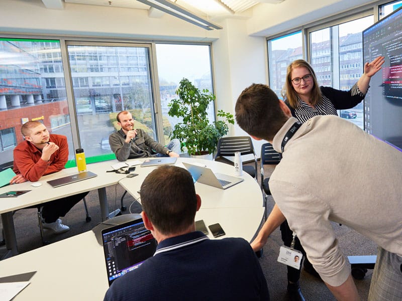 Meeting with 5 people looking at a screen together