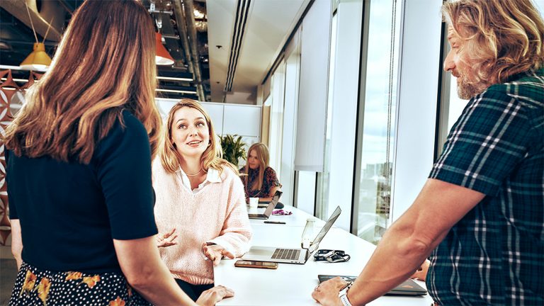 Marketingteam arbeitet in einem hellen Büro zusammen, um Lösungen für personalisierte Kundenerlebnisse zu entwickeln.