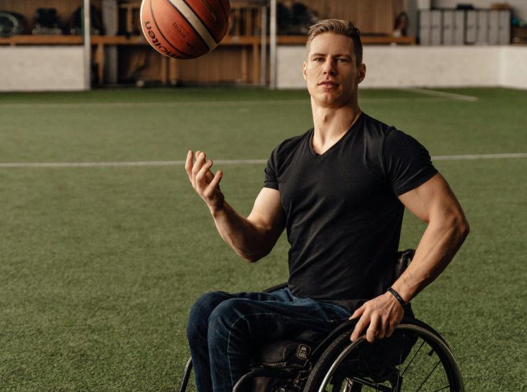 Ein Basketballspielers, der im Rollstuhl sitzt.