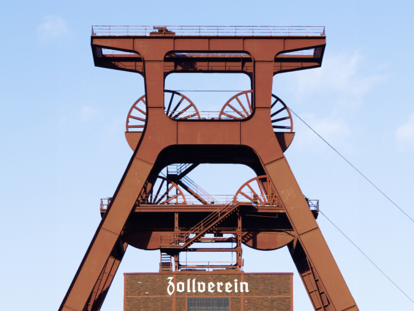 Ein historischer Industriekomplex, Zeche Zollverein, mit einem blauen Himmel im Hintergrund