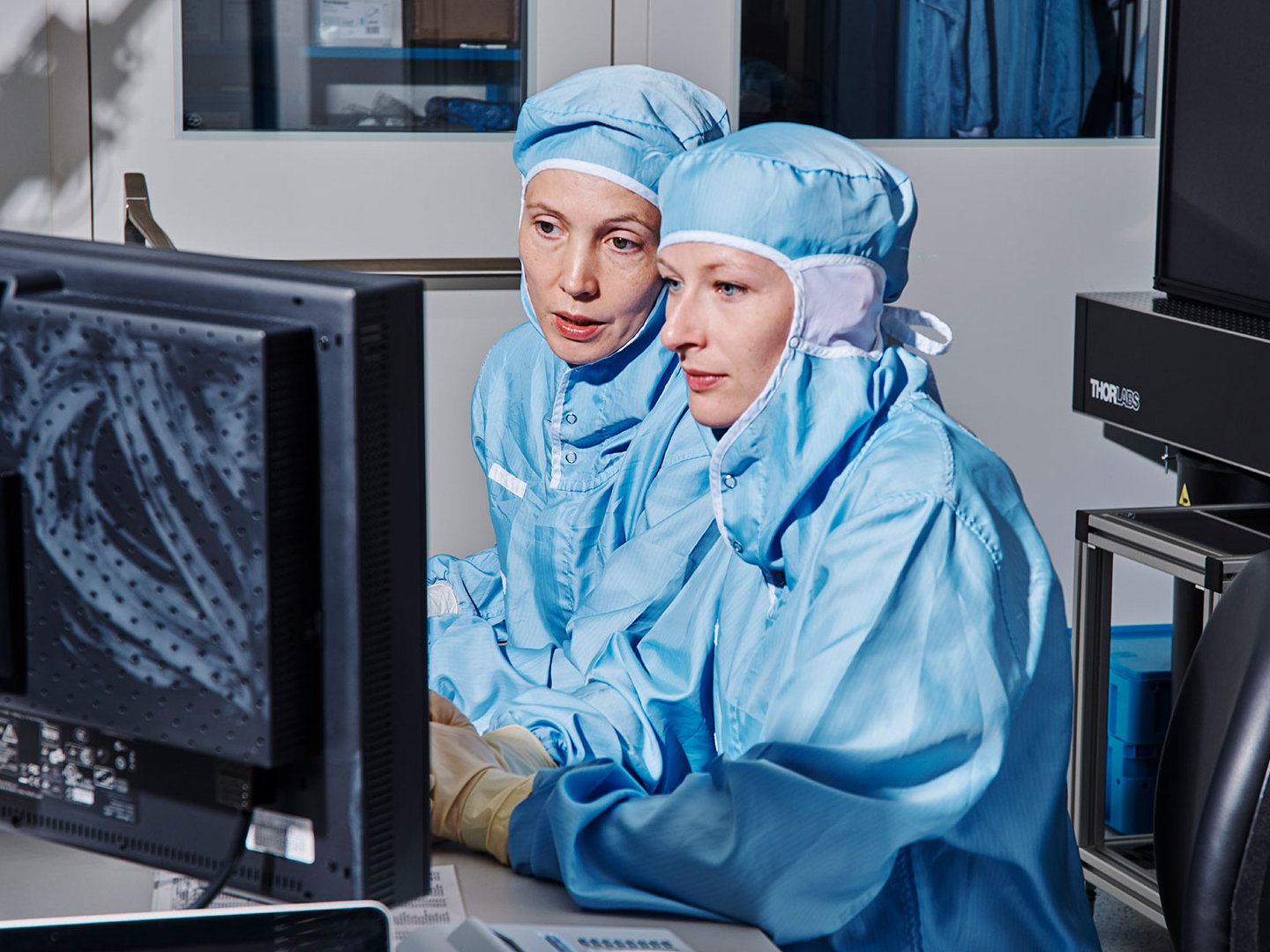 Zwei Frauen in Labor schauen in Computer Monitor