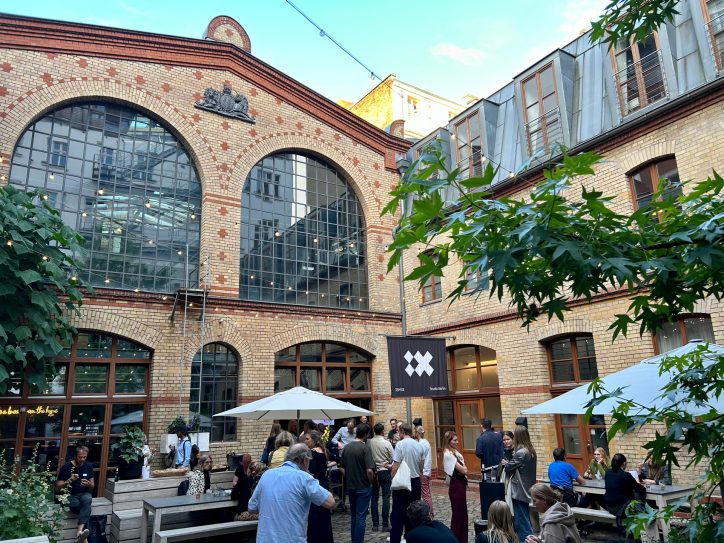 Ein Healthcare Meetup findet in einem historischen Innenhof statt, wo sich zahlreiche Menschen austauschen und vernetzen.