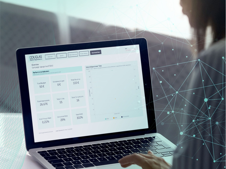 Douglas Retail Media Self-Service-Plattform auf Laptop-Bildschirm mit digitalen Werbeflächen im Online-Parfumshop.