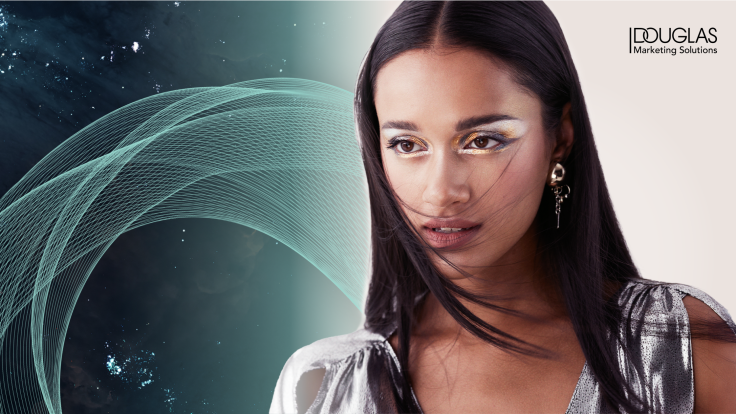 Porträt einer Frau mit metallischem Make-up und glattem Haar, überlagert von digitalen Wellen-Grafiken – Werbung für die Self-Service-Plattform von Douglas Retail Media.