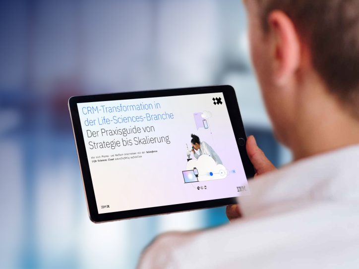 Eine Person hält ein Tablet in den Händen, auf dessen Bildschirm der Guide mit dem Titel ‚CRM-Transformation in der Life-Sciences-Branche – Der Praxisguide von Strategie bis Skalierung‘ angezeigt wird. Daneben eine Illustration mit einer Wissenschaftlerin am Mikroskop sowie Symbolen für Cloud und digitale Geräte.