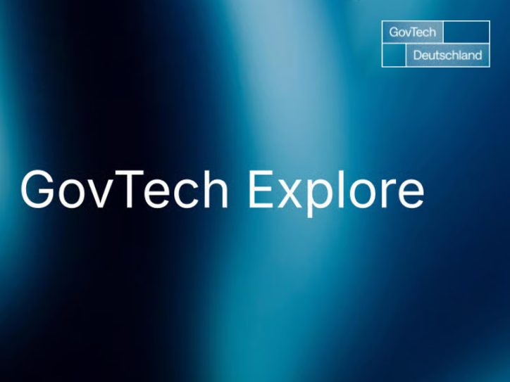 Blau-türkiser Hintergrund mit Farbverlauf, darauf der Schriftzug GovTech Explore. Oben rechts befindet sich das Logo GovTech Deutschland