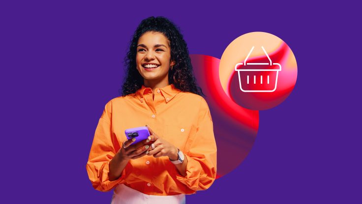 Lächelnde Frau hält ein Smartphone vor violettem Hintergrund, daneben ein Einkaufswagen-Symbol – Symbolbild für digitalen Einkauf, E-Commerce und Agentic Commerce