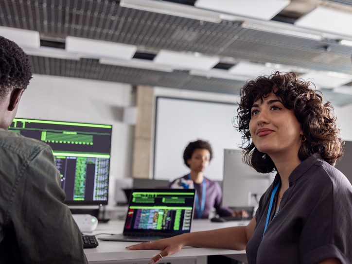 Entwicklerteam nutzt Agentic Coding zur Automatisierung und Optimierung moderner Softwareentwicklung in einer kollaborativen Arbeitsumgebung.