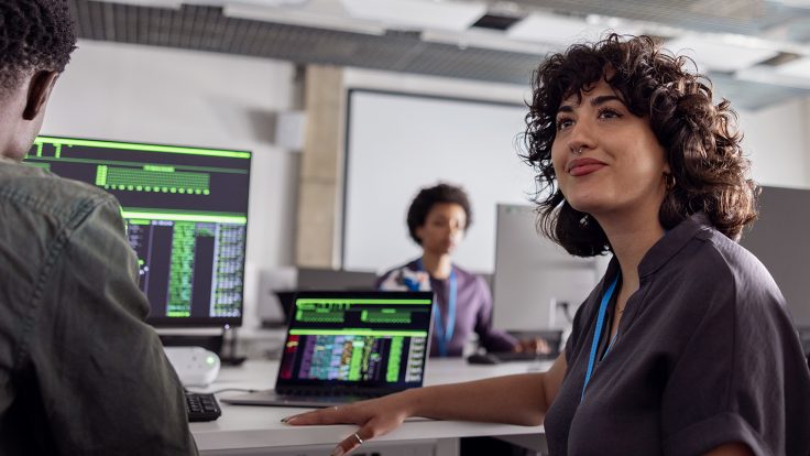 Entwicklerteam nutzt Agentic Coding zur Automatisierung und Optimierung moderner Softwareentwicklung in einer kollaborativen Arbeitsumgebung.