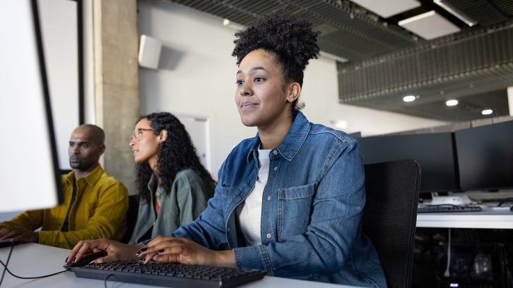 Engineers arbeiten gemeinsam am Computer mit agentischem Code und behalten die Kontrolle, veranschaulicht wie Engineers bei agentischem Code die Kontrolle behalten.