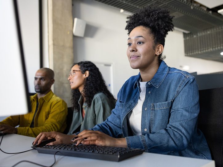 Engineers arbeiten gemeinsam am Computer mit agentischem Code und behalten die Kontrolle, veranschaulicht wie Engineers bei agentischem Code die Kontrolle behalten.